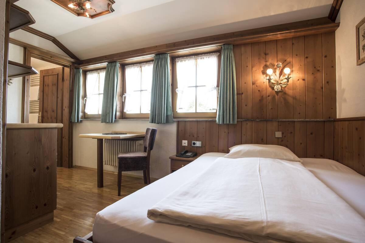 Ropa de cama de alta calidad, minibar, escritorio y wifi gratis