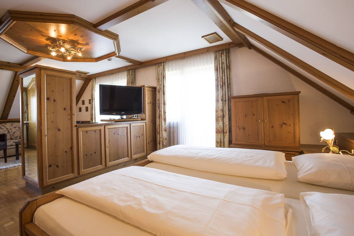 Ropa de cama de alta calidad, minibar, escritorio y wifi gratis