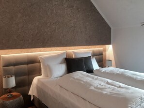 أغطية فراش متميزة وميني بار ومكتب وواي فاي مجانًا