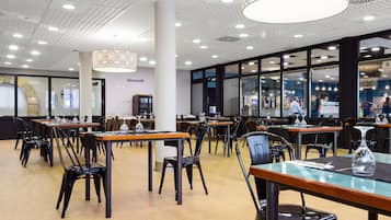 Petit déjeuner continental (5 EUR par personne)