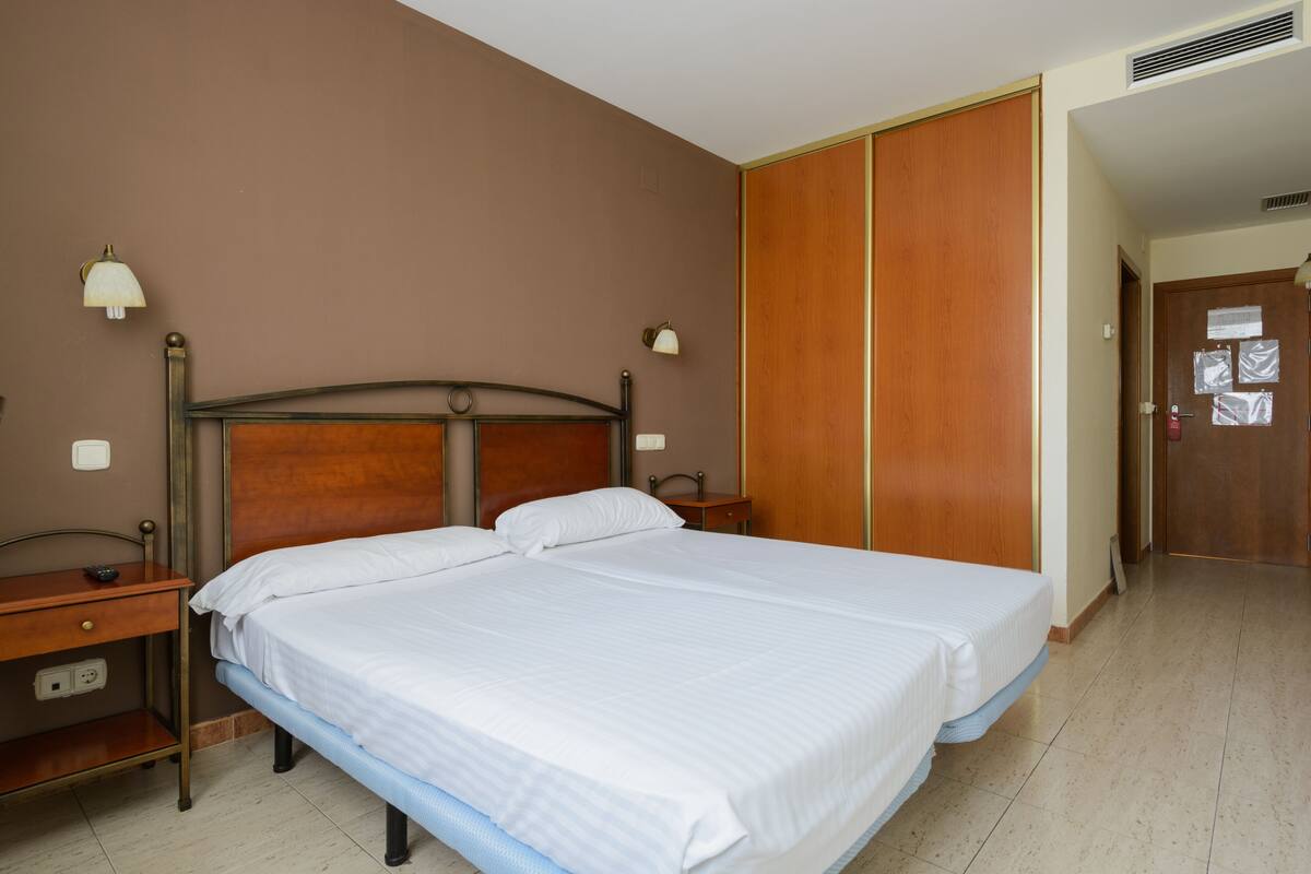 Escritorio, cortinas blackout y tabla de planchar con plancha 
