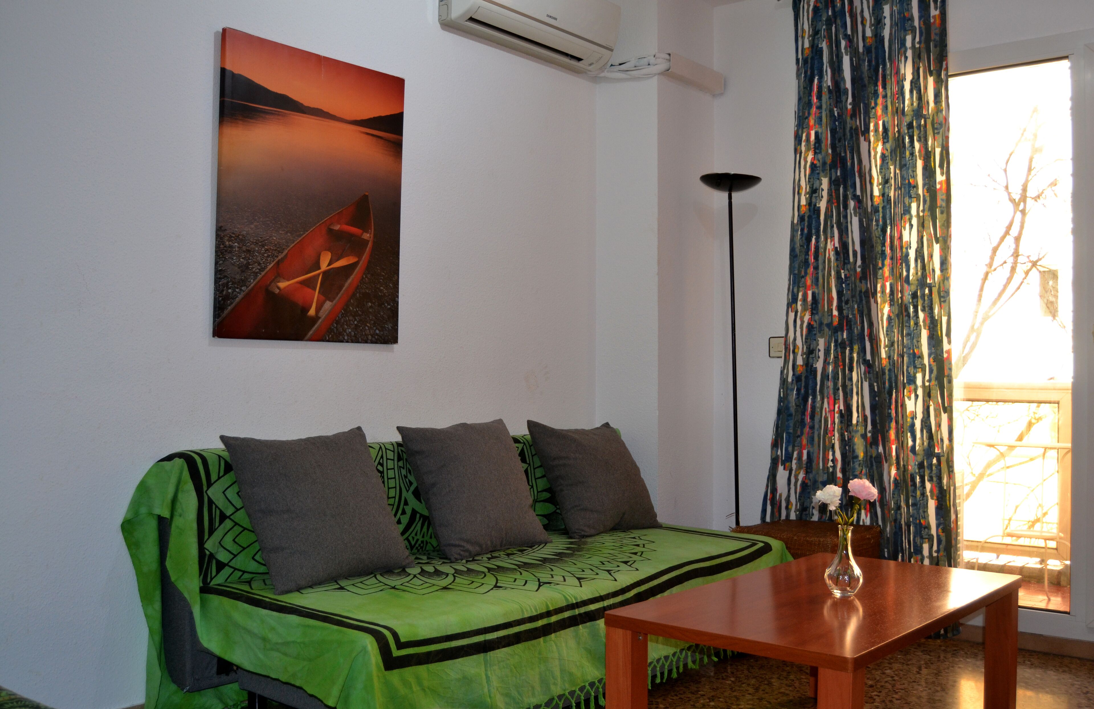 تلفزيون بلازما بحجم 40-بوصة يعرض قنوات تلفزيونية رقمية، تلفزيون