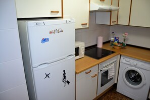 Full-sized fridge, microwave, oven, stovetop - Apartamentos Dos Torres Barbol (Zaragoza)