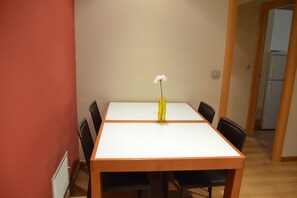 In-room dining - Apartamentos Dos Torres Barbol (Zaragoza)