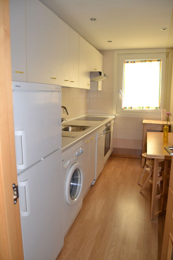 Private kitchen | Full-size fridge, microwave, oven, stovetop