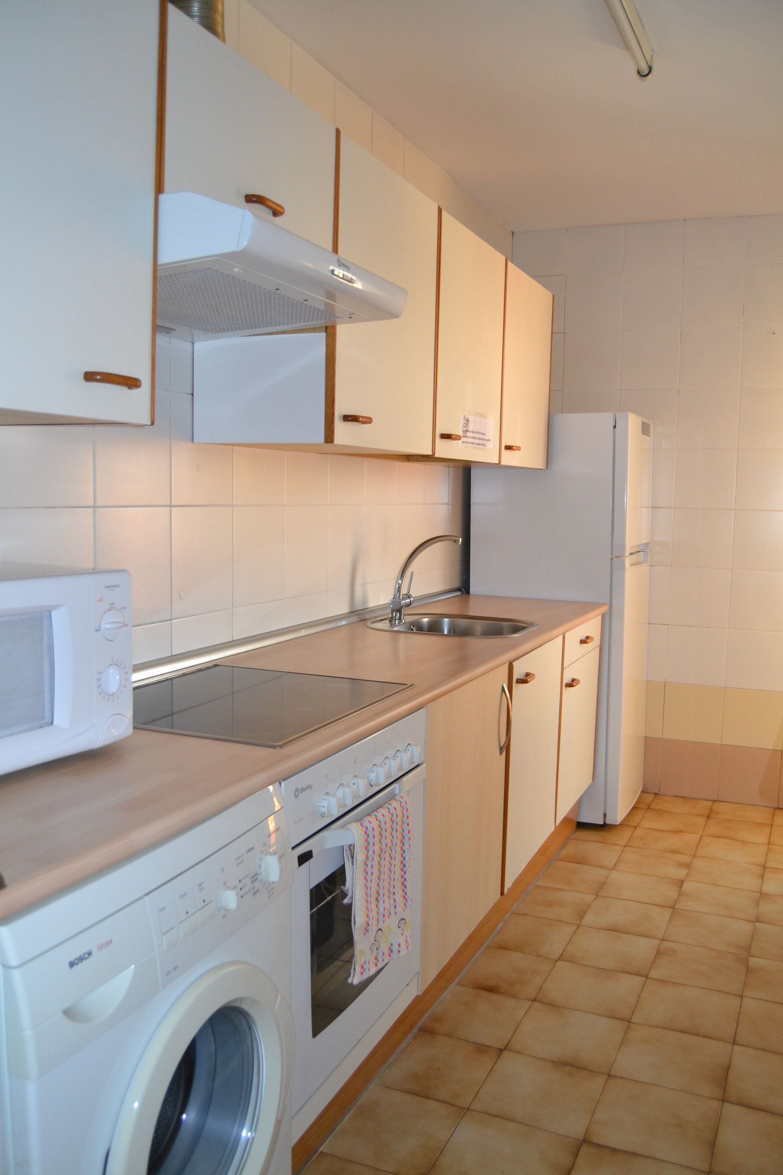 Frigorífic gran, microones, forn i placa de cuina 