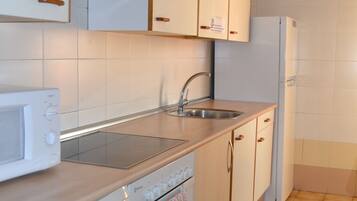 Full-size fridge, microwave, oven, stovetop