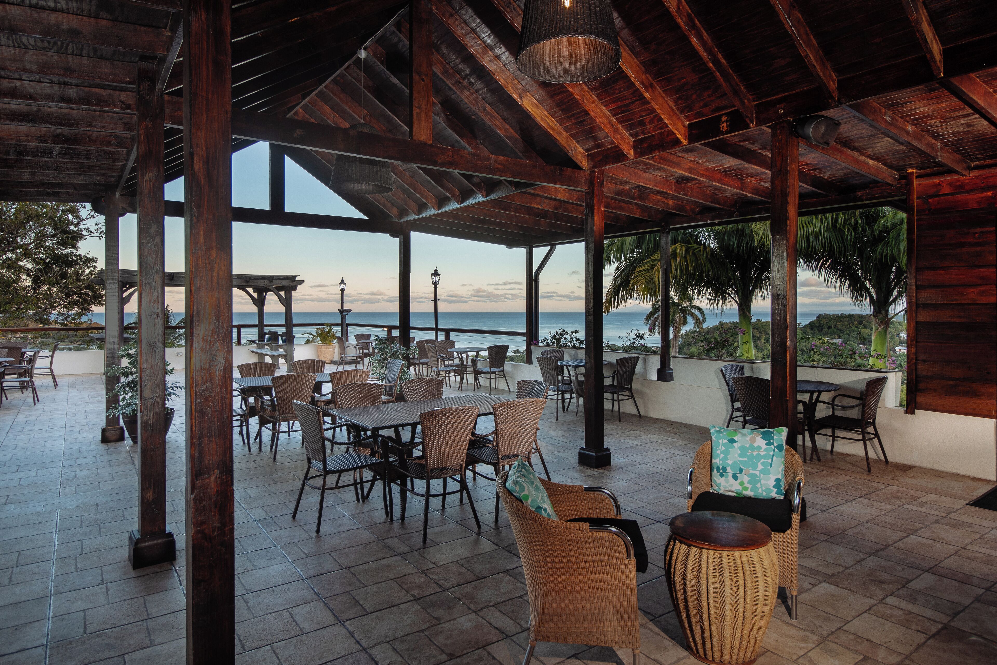 2 restaurants, breakfast, lunch, dinner served; international cuisine 