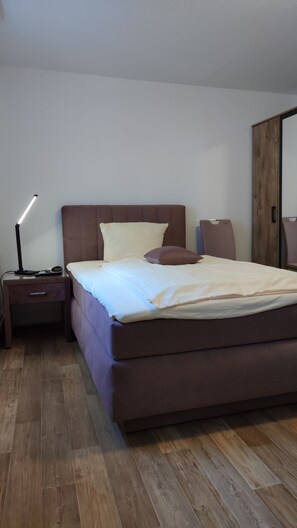 Habitación individual | Caja de seguridad en la habitación, wifi gratis y ropa de cama 