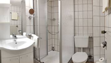 Habitació individual | Bany | Dutxa, articles de tocador gratuïts i tovalloles