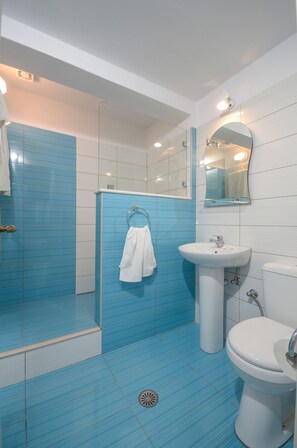 Shower, hair dryer, towels - Studios Tasia (Naxos)