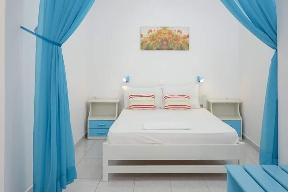 1 chambre, fer et planche à repasser