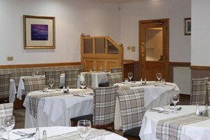 Se sirven desayunos, cenas y cocina británica 