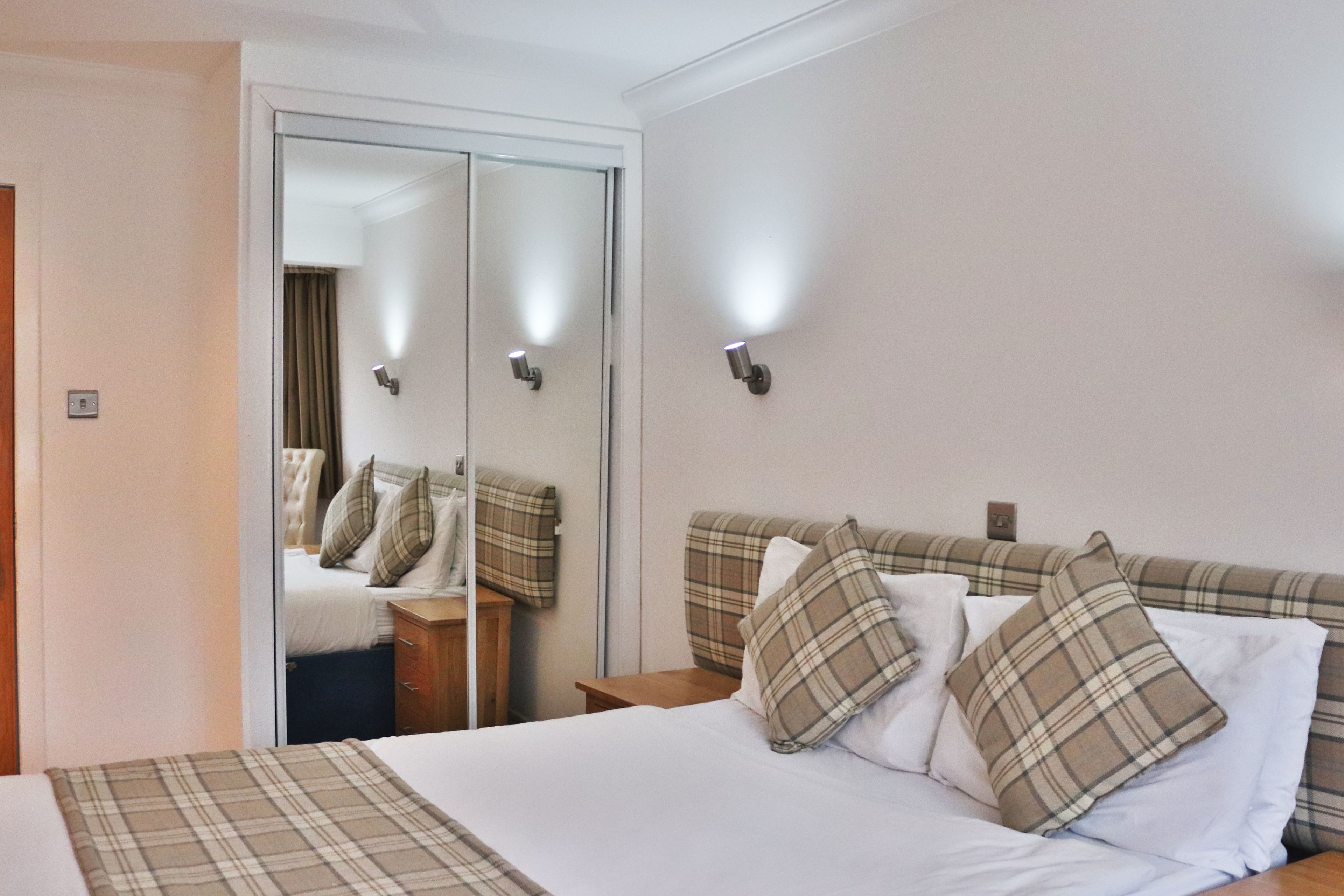 Tabla de planchar con plancha y ropa de cama 