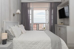 Aquamarine Suite | Premium bedding, soundproofing, free WiFi