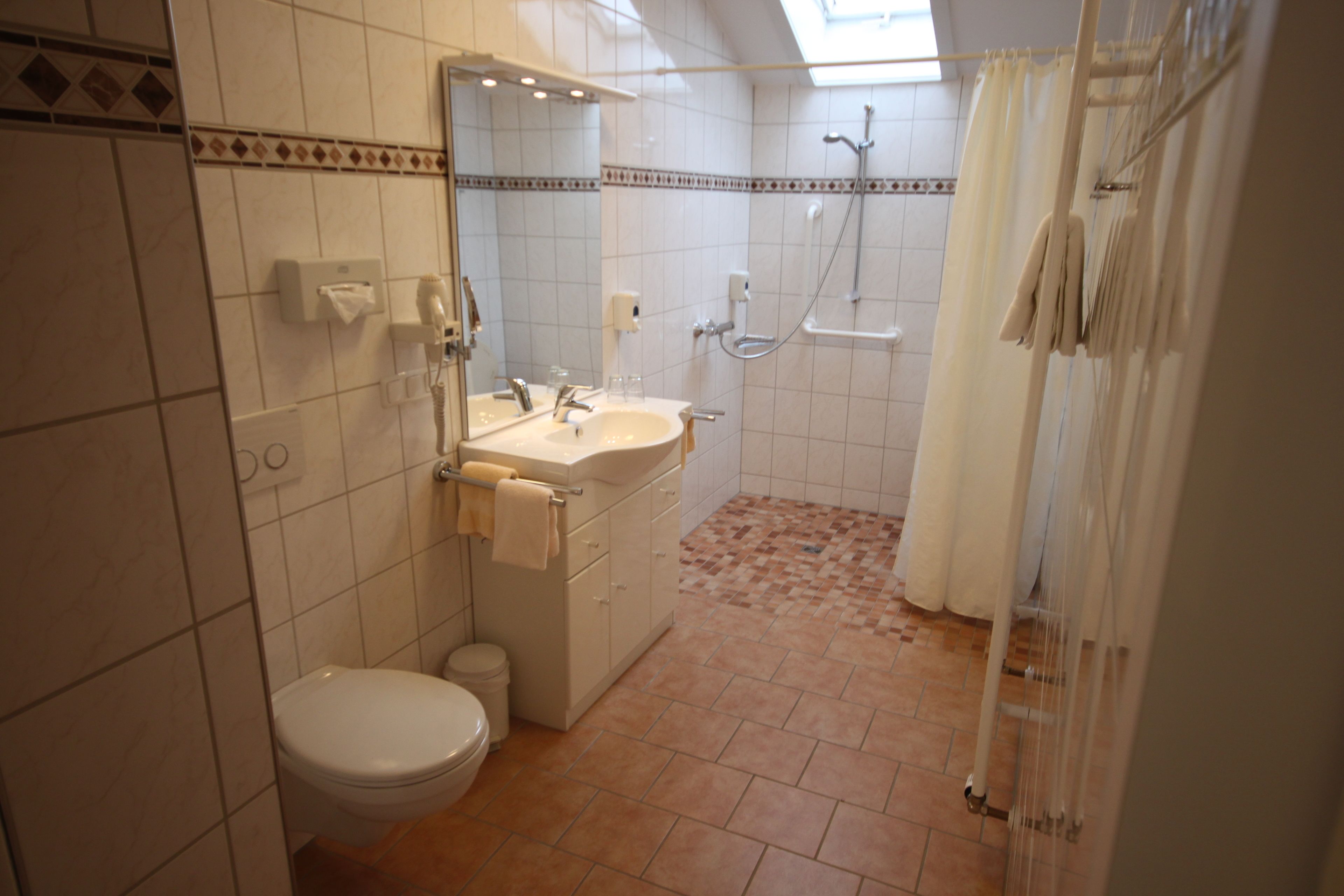Ein Badezimmer mit Toilette, Waschbecken und Dusche.