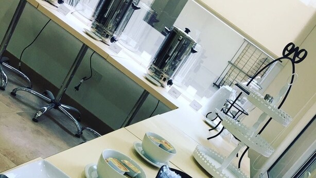 A dining area with a table set for two, featuring a toaster, a black bowl, and two teacups. - Departamentos Campitelli (General Pacheco)