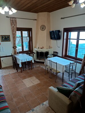 Flat-screen TV, fireplace - Archontiko Kirmili (Volos)