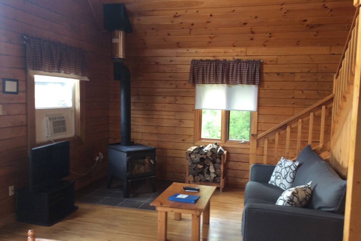 40-inch flat-screen tv with cable channels, tv