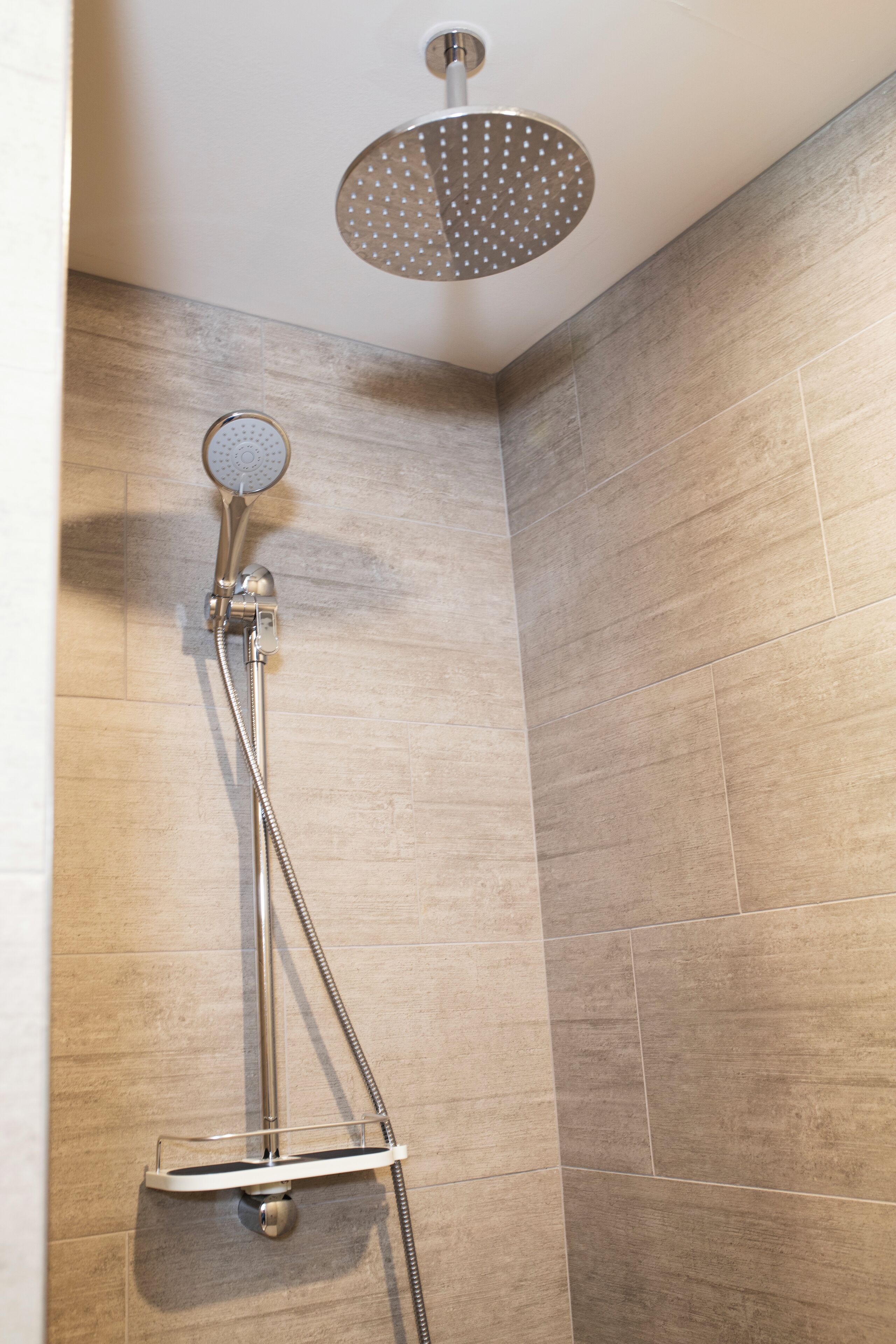 combined shower/bathtub, free toiletries, towels