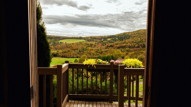 Una terraza de madera con vistas al paisaje rural.