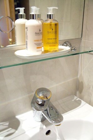 Deluxe Townhome, Terrace, Lake View | Bathroom | Free toiletries, hair dryer, towels - 14 Lomond Castle (Alexandria)