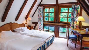 Comfort Double Room | Minibar, in-room safe, individually decorated, individually furnished