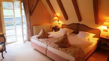 Minibar, in-room safe, individually decorated, individually furnished