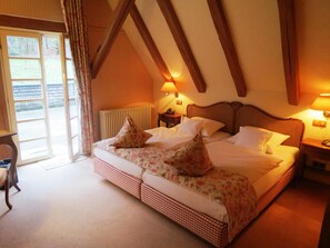 Minibar, in-room safe, individually decorated, individually furnished - Hotel Der Schafhof Amorbach (Amorbach)