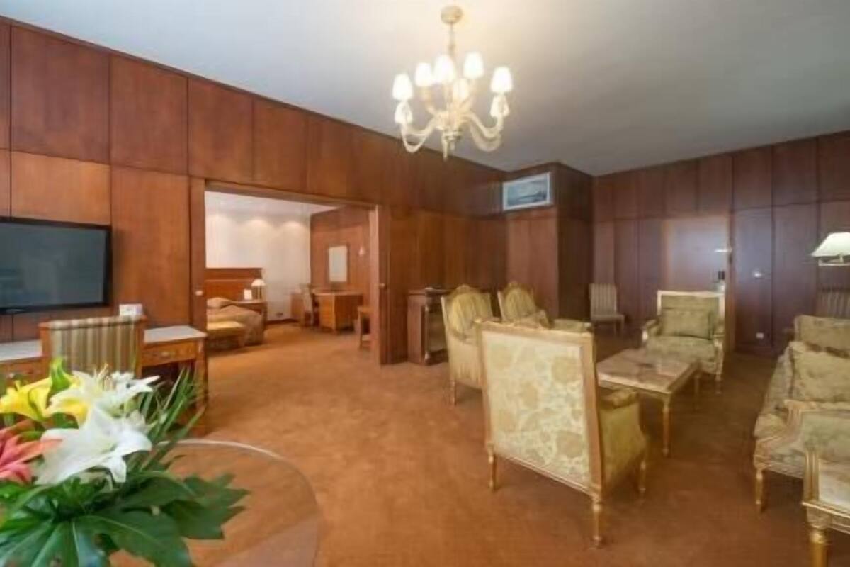 executive suite | free minibar items, in-room safe, desk, blackout curtains