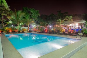 Ulkouima-allas, aurinkotuoleja