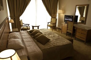 Kahden hengen huone, näköala puutarhaan | Minibaari (osa tuotteista ilmaisia), tallelokero huoneessa, työpöytä