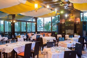 3 restaurantes, com serviço de almoço e jantar; culinária internacional