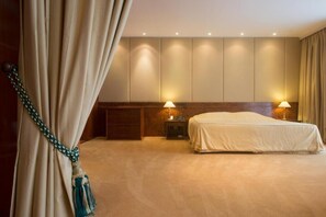 Minibar với thức ăn, đồ uống miễn phí, két bảo mật tại phòng, bàn 