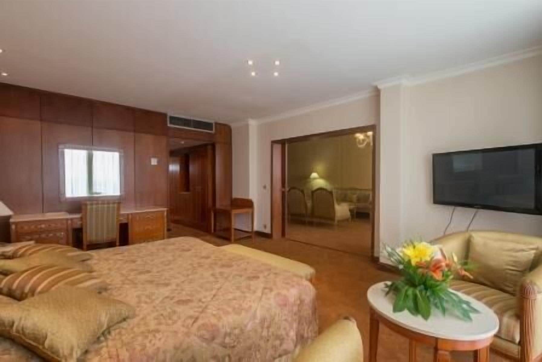 executive suite | free minibar items, in-room safe, desk, blackout curtains