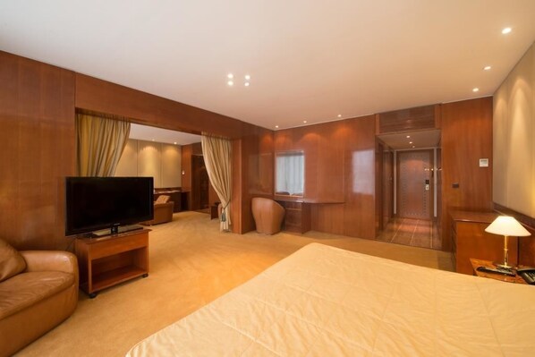 Premium-sviitti | Minibaari (osa tuotteista ilmaisia), tallelokero huoneessa, työpöytä