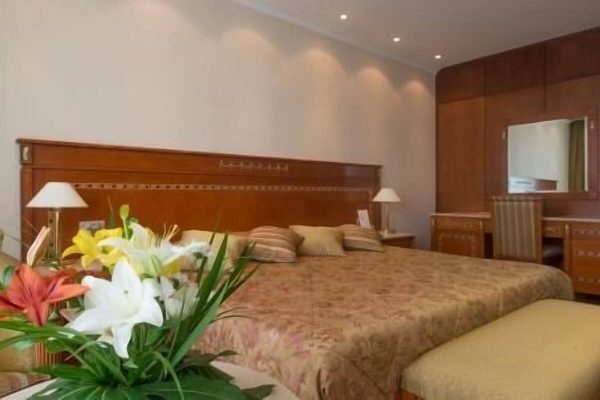 Executive Suite | Minibar (some free items), in-room safe, desk, blackout drapes