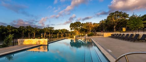 Una piscina al aire libre de temporada