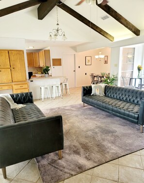 Familiehus | Oppholdsområde | En 50-tommers TV med kabel-kanaler