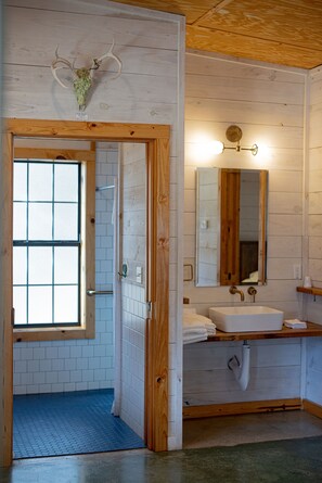 #4 Cantina Cabin | Bathroom | Shower, free toiletries, hair dryer, towels