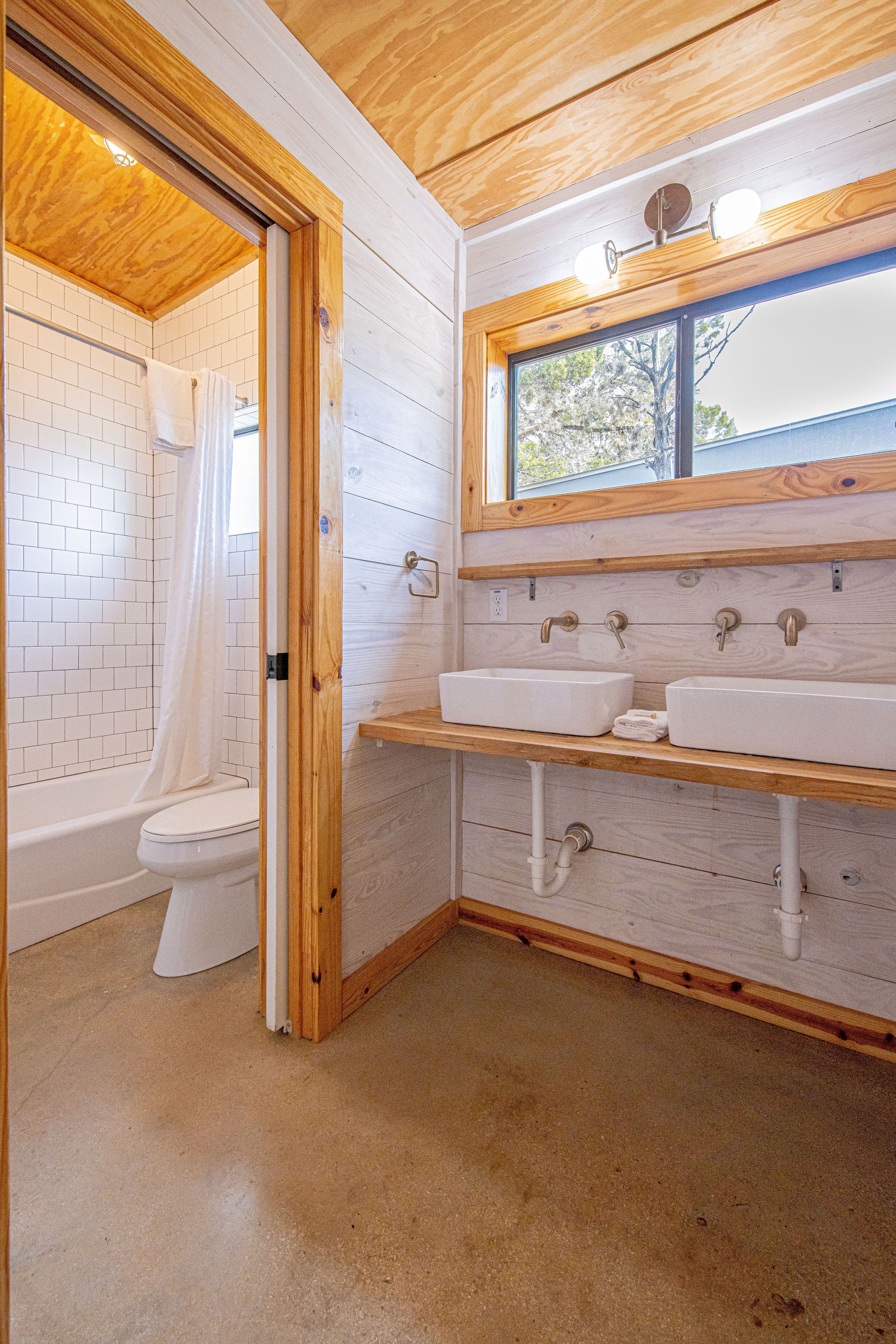 #2 Cantina Cabin | Bathroom | Shower, free toiletries, hair dryer, towels