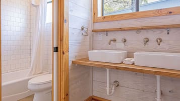 #2 Cantina Cabin | Bathroom | Shower, free toiletries, hair dryer, towels