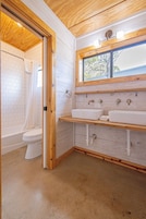 #2 Cantina Cabin | Bathroom | Shower, free toiletries, hair dryer, towels