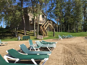 Privatstrand, Liegestühle, Volleyball, Kajakfahren