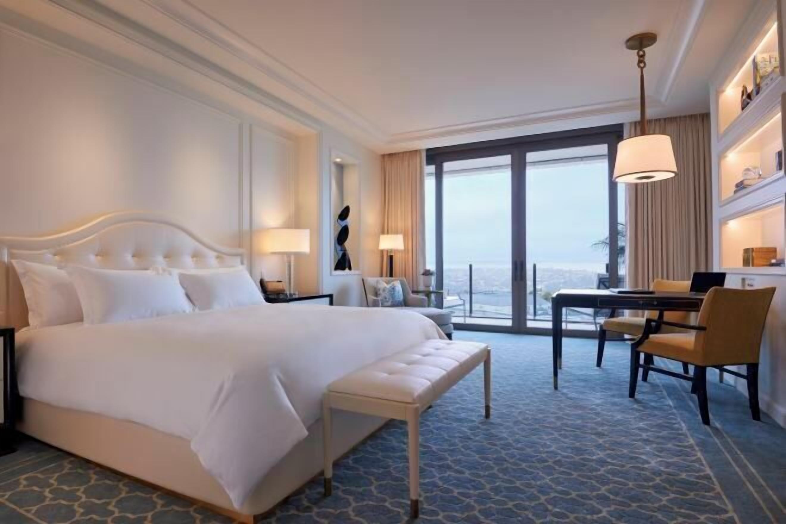 Ropa de cama de alta calidad, minibar, caja fuerte y escritorio