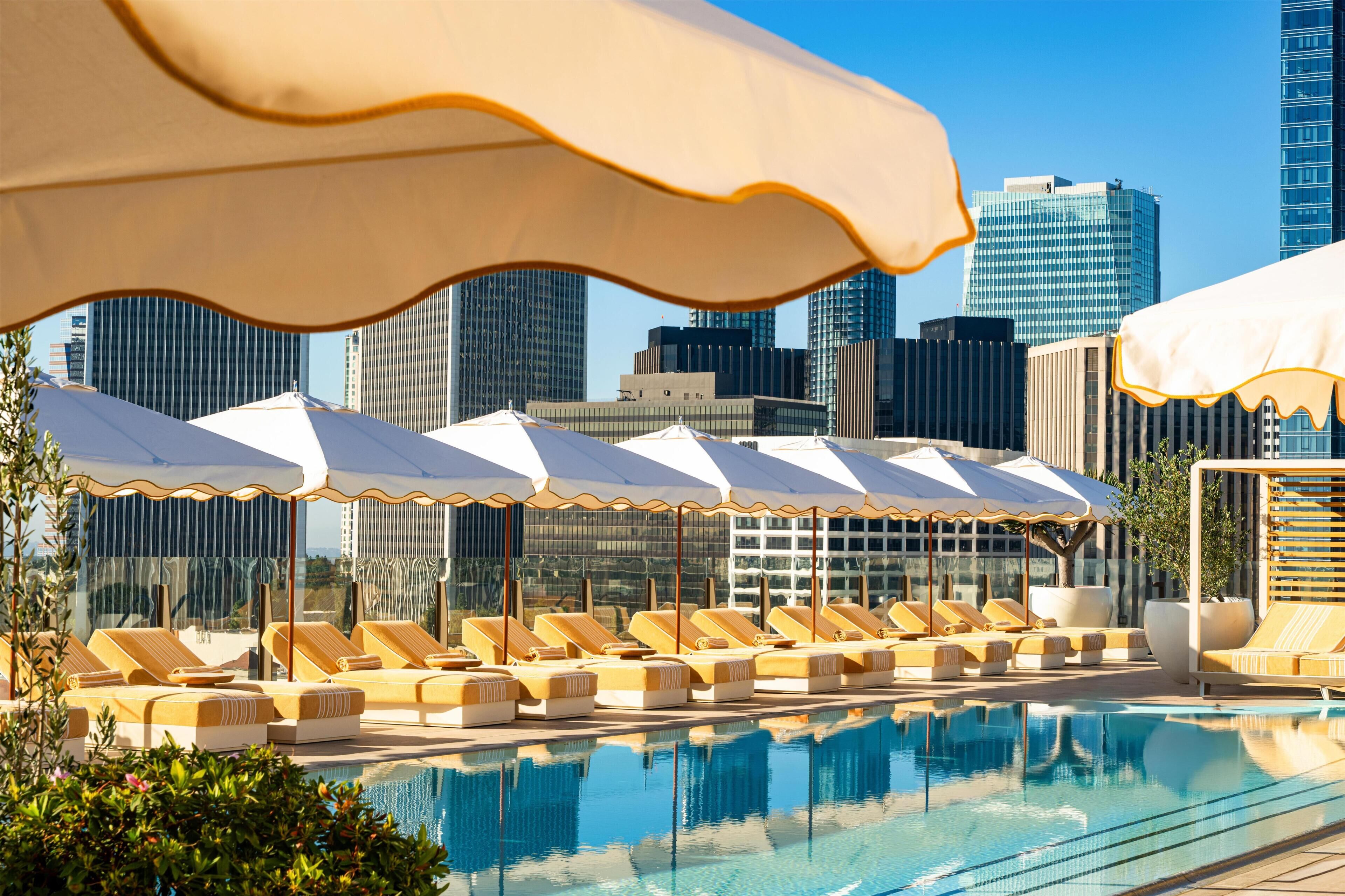 Una piscina al aire libre, camas de piscina con cargo