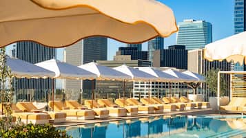 Una piscina al aire libre, camas de piscina con cargo