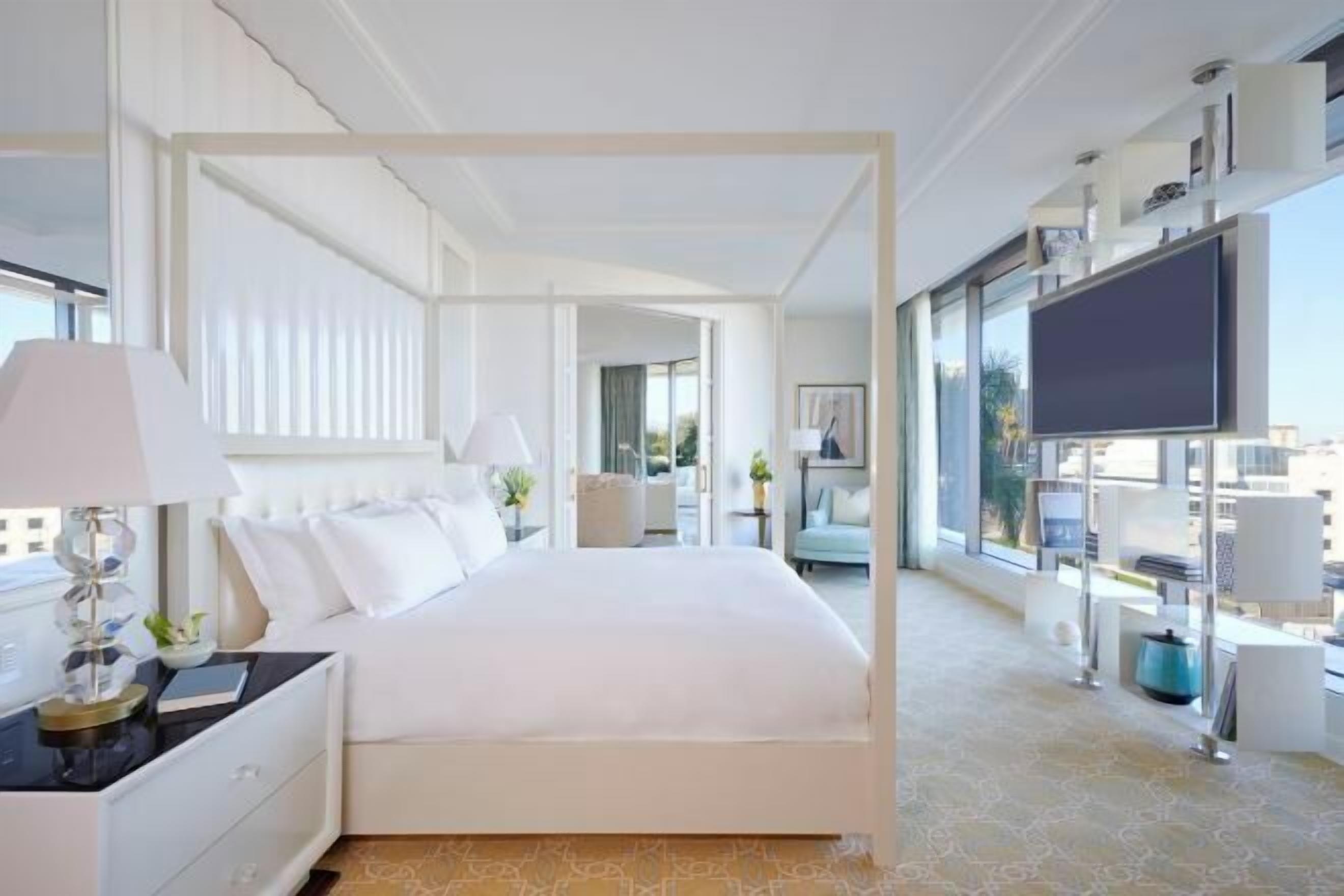 Ropa de cama de alta calidad, minibar, caja fuerte y escritorio