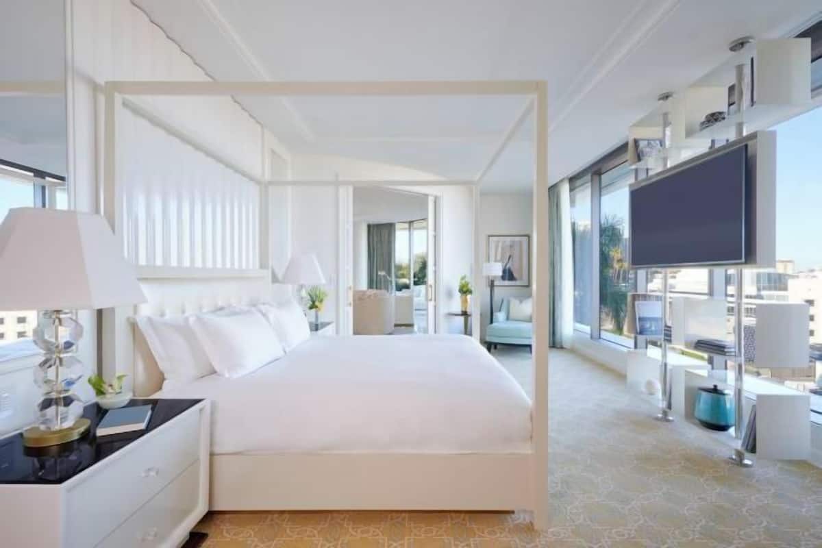 Luxe beddengoed, een minibar, een kluis op de kamer, een bureau