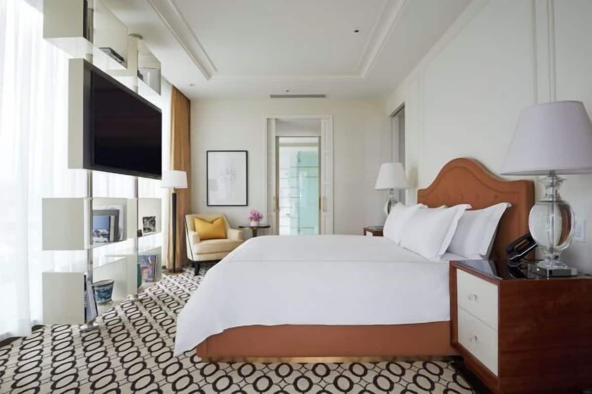 Luxe beddengoed, een minibar, een kluis op de kamer, een bureau